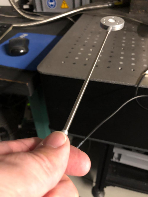 Der Abstand von 25 cm zwischen Griff und Sensor des Detektors RCH-108-4 bietet in vielen Anwendungen einen ausreichenden Sicherheitsabstand zur UV-Strahlung. Der Abstand von 25 cm zwischen Griff und Sensor des Detektors RCH-108-4 bietet in vielen Anwendungen einen ausreichenden Sicherheitsabstand zur UV-Strahlung.