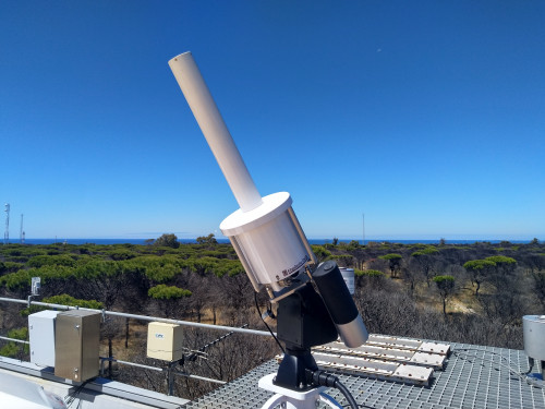 SUT-1711 equipped with BTS2048-UV-S-WP and tube for direct sun measurement SUT-1711 equipped with BTS2048-UV-S-WP and tube for direct sun measurement