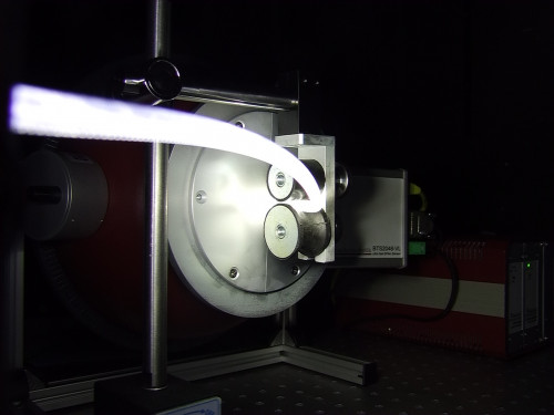 Seitlich abstrahlender Lichtleiter während der Messung. Der Port-Reduziereinsatz verhindert den Einfluss von Fremdlicht.